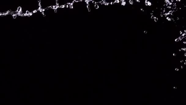 雨在黑色背景下的水 — 图库视频影像
