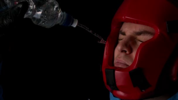 Boxer pouring water over face — Stock Video