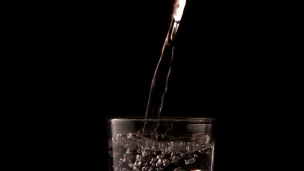 Water dat in glas wordt gegoten — Stockvideo