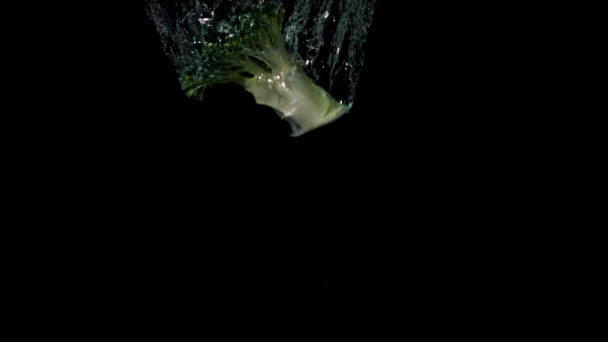 Brocolli vallen in water — Stockvideo