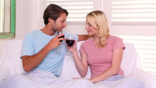 Coppia seduta con vino rosso — Video Stock