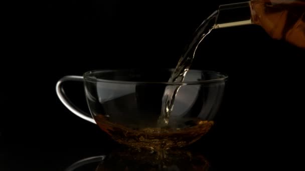 Tea pouring from teapot in cup — Stock Video