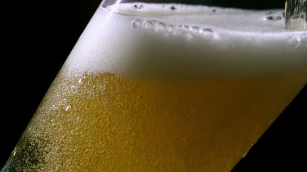 Bier dat in glas wordt gegoten — Stockvideo