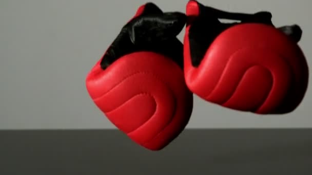 Guantes de boxeo rojos cayendo — Vídeo de stock