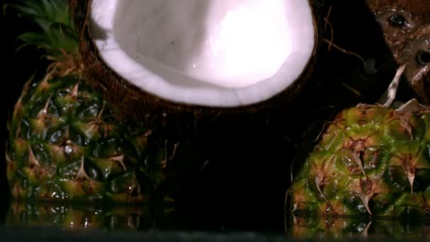 Coco caindo na frente de abacaxis — Vídeo de Stock