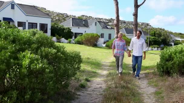 Pareja caminando de la mano — Vídeos de Stock