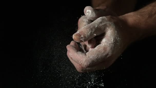 Panaderos manos frotando la harina — Vídeo de stock