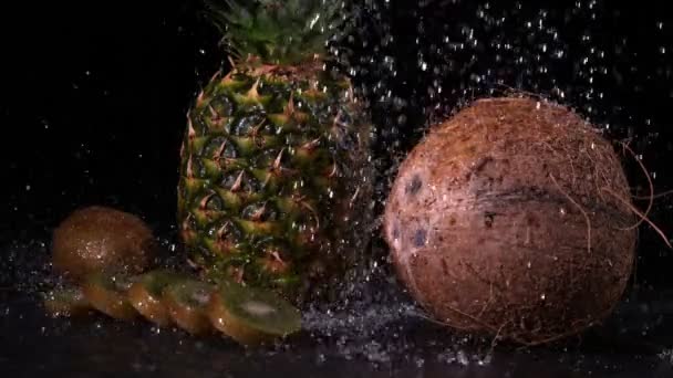 Вода дощить на свіжих фруктах — стокове відео