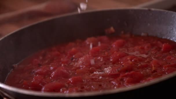 Fromage ajouté à la poêle — Video