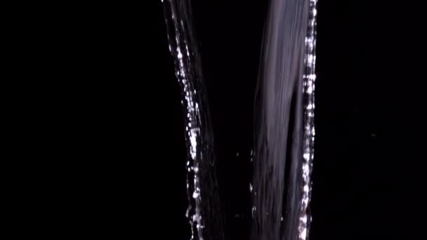 Вода льется на черном фоне — стоковое видео