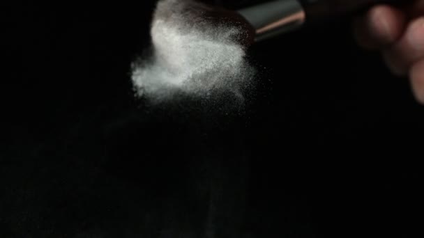 Powder dispersing from make up brush — Stock Video