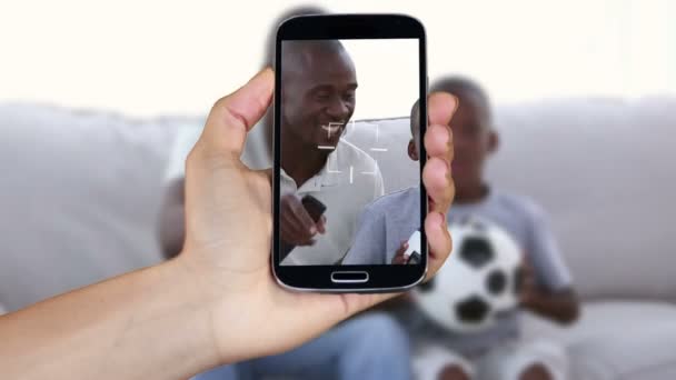 Hand mensen te laten zien op smartphone — Stockvideo