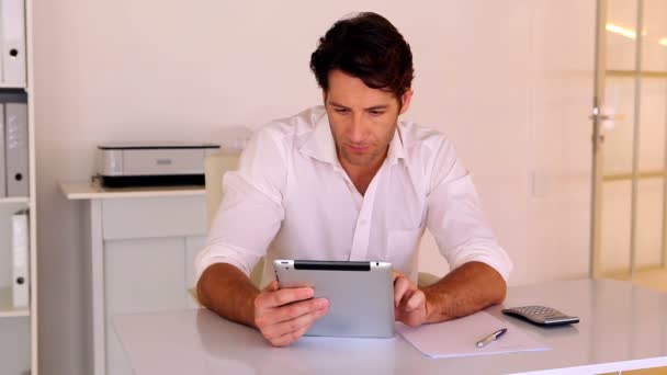 Tablet pc kullanan işadamı — Stok video
