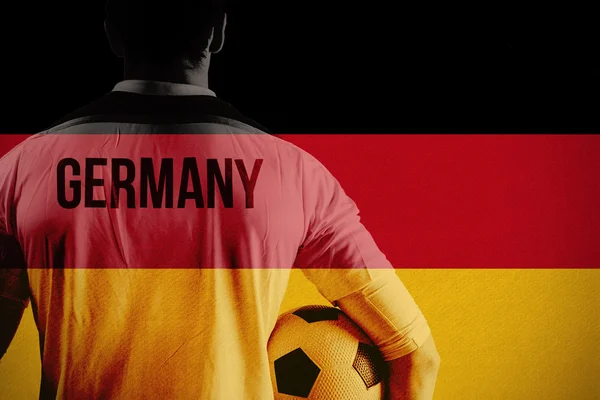 Футболист Германии держит мяч — стоковое фото