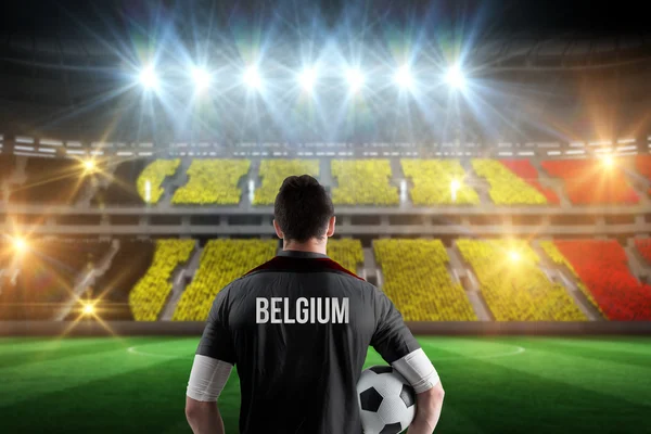 Bélgica jugador de fútbol sosteniendo pelota — Foto de Stock