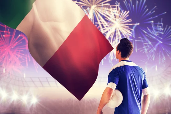 Jugador de fútbol italiano contra fuegos artificiales — Foto de Stock