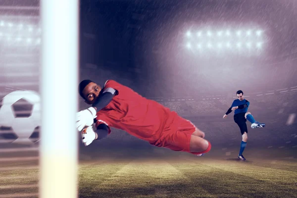 Goleiro em vermelho fazendo salvar — Fotografia de Stock