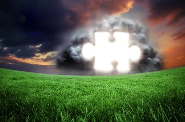 Puzzle in der Wolke gegen grünes Feld — Stockfoto