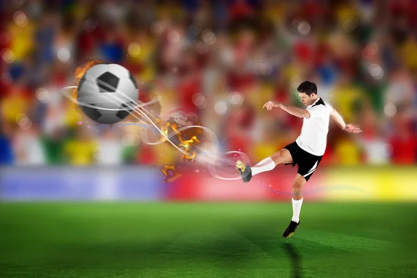 白い蹴るのフットボール選手 — ストック写真