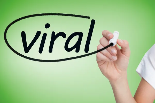 Empresaria escribiendo palabra viral —  Fotos de Stock