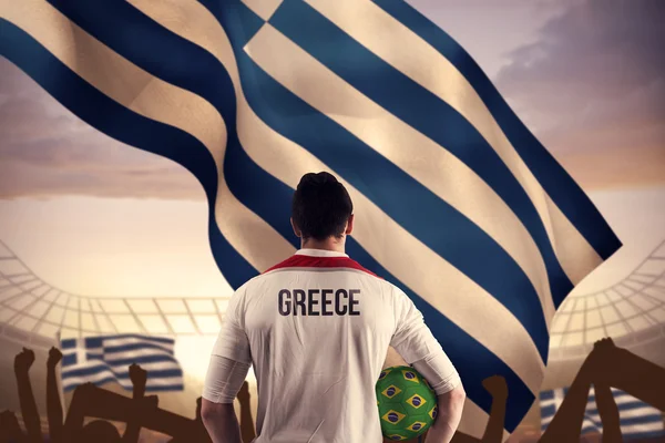 Grecia jugador de fútbol sosteniendo pelota — Foto de Stock
