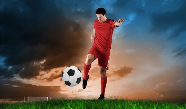 Kırmızı tekmeleme, futbolcu — Stok fotoğraf
