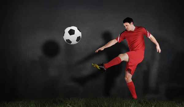 Fotboll mot netto målet — Stockfoto