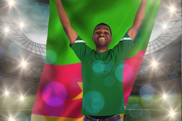 Abanico de fútbol sosteniendo bandera de camerún — Foto de Stock