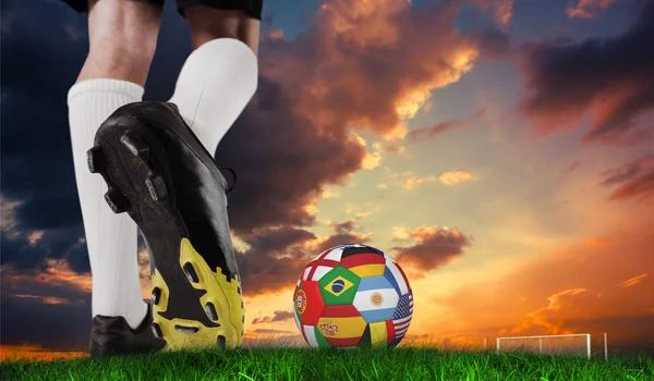 Fotboll boot sparkar flagga boll — Stockfoto