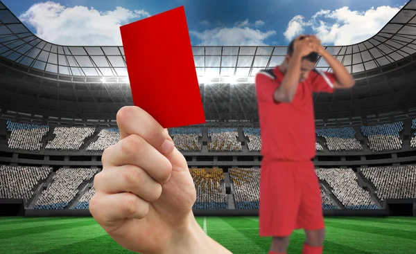 Mano sosteniendo la tarjeta roja al jugador — Foto de Stock