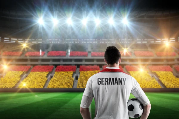 Samengestelde afbeelding van Duitsland football-speler houdt de bal — Stockfoto