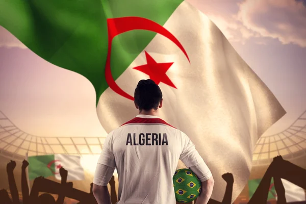 Argélia jogador de futebol segurando bola — Fotografia de Stock