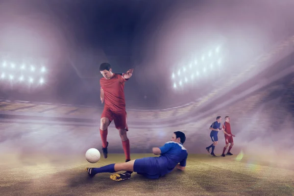 Jogadores de futebol atacando para a bola — Fotografia de Stock