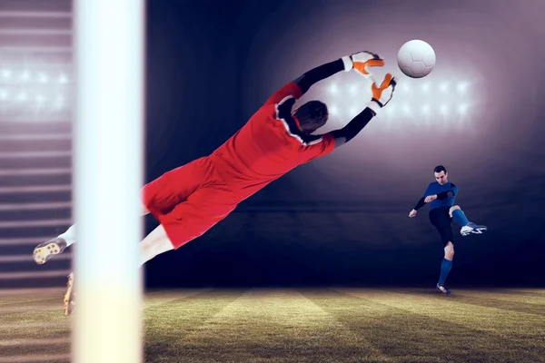 Goleiro em vermelho pulando para cima — Fotografia de Stock