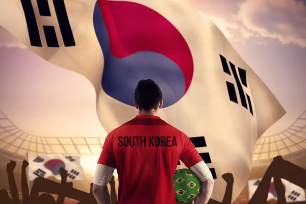 Corea del Sur jugador de fútbol sosteniendo la pelota — Foto de Stock