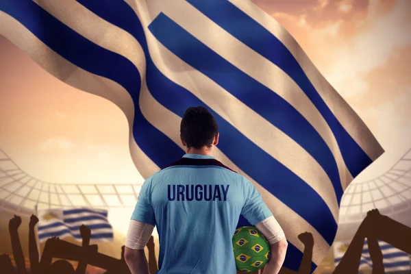 Uruguay fotbalový hráč hospodářství míč — Stock fotografie