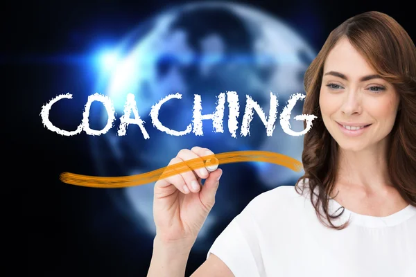 Empresária escrevendo palavra coaching — Fotografia de Stock