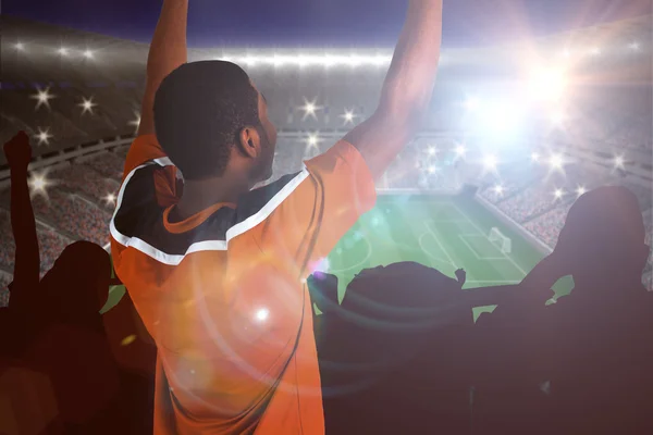 Jásající fotbalový fanoušek v oranžovém dresu — Stock fotografie