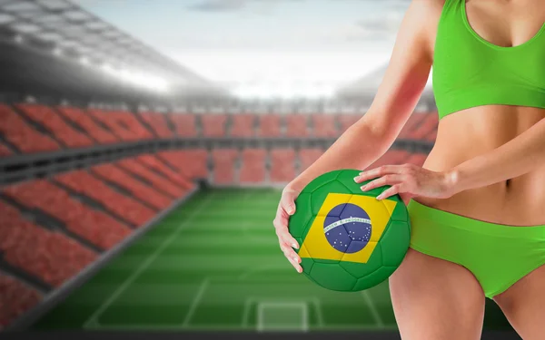 Ajuste chica holding brasil bola — Foto de Stock