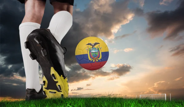 Bota de fútbol pateando pelota ecuador — Foto de Stock