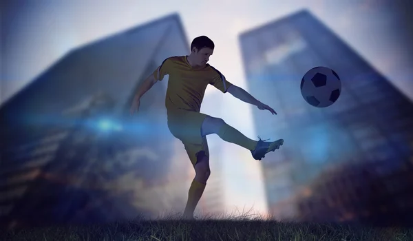 Jugador de fútbol en amarillo patadas — Foto de Stock