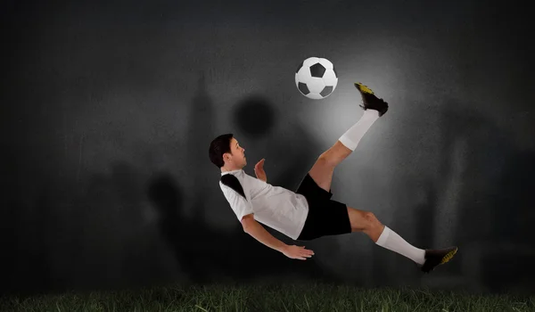 Giocatore di calcio in bianco calci — Foto Stock