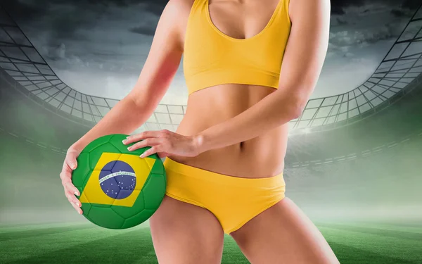 Fit menina segurando futebol brasileiro — Fotografia de Stock