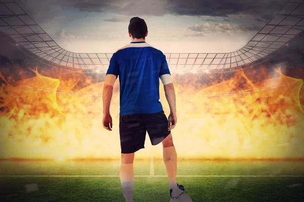 Футболист против стадиона — стоковое фото
