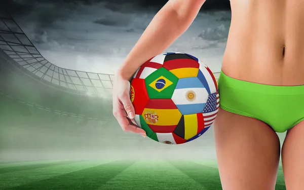 Chica en forma sosteniendo bandera de fútbol — Foto de Stock