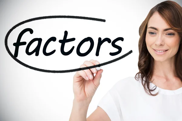 Mujer de negocios escribiendo factores de palabra — Foto de Stock