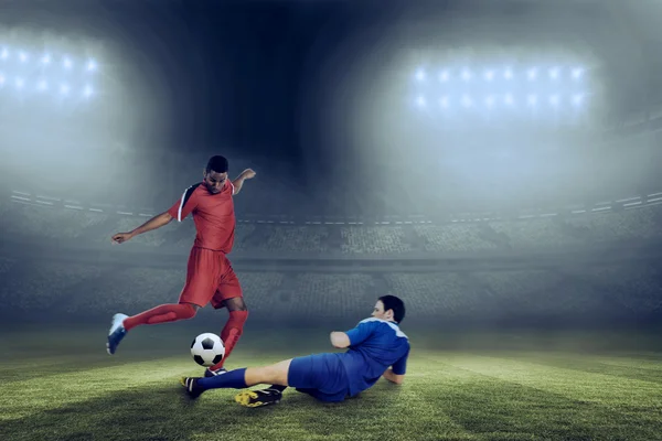 Футболисты борются за мяч — стоковое фото