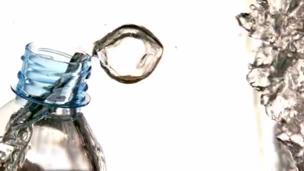 Bulles flottant hors de la bouteille dans l'eau — Video