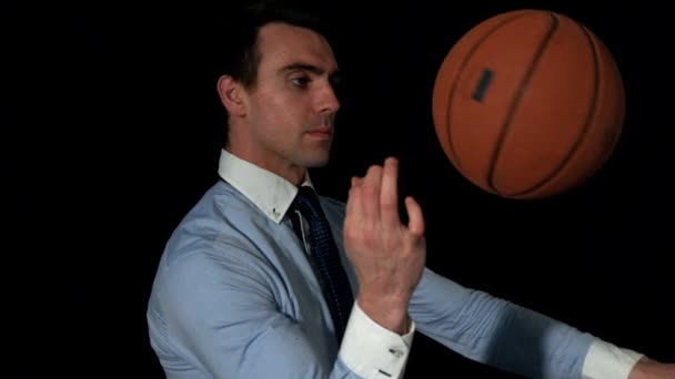 Geschäftsmann dreht Basketball am Finger — Stockvideo