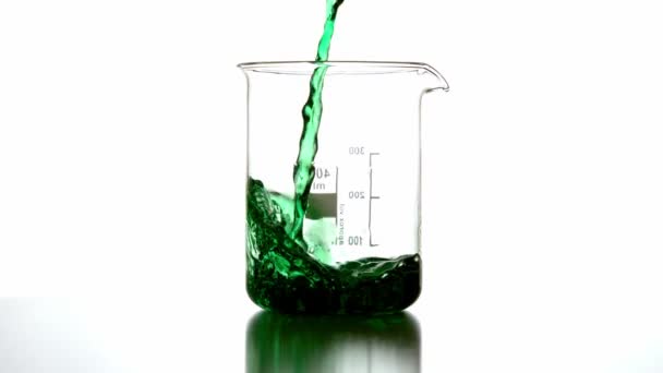 Líquido verde vertiendo en el vaso de precipitados — Vídeo de stock